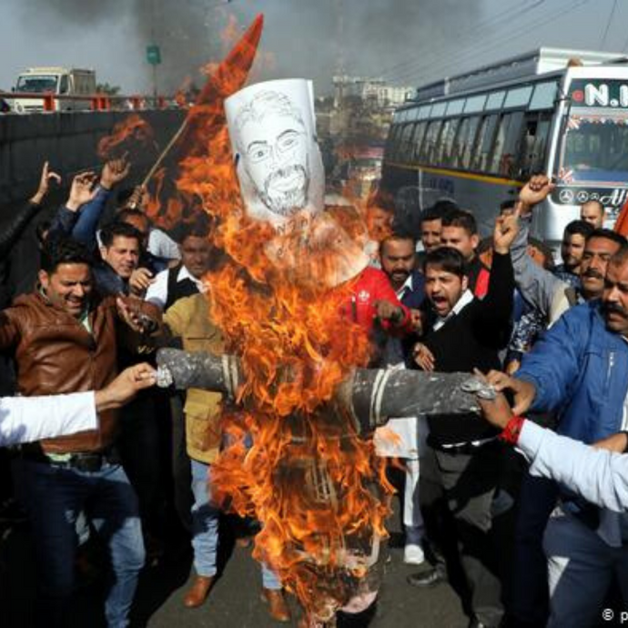 ये मेरे मुल्क़ को क्या हो चला है