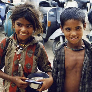 भीख के कटोरे में मजूबूरी को भरकर