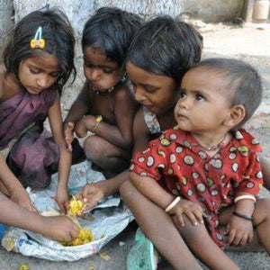 सड़क किनारे बच्चे।